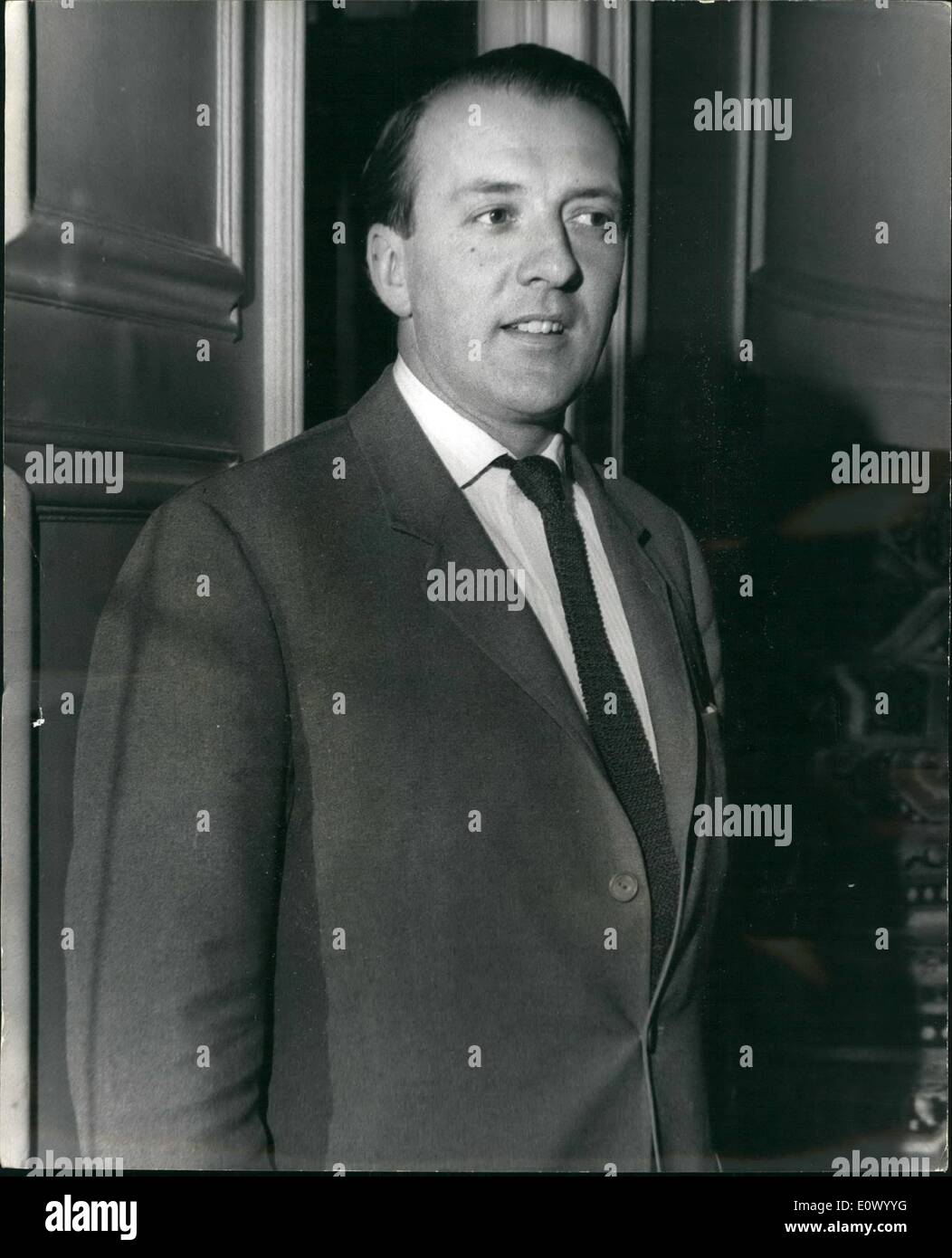 7. Juli 1964 - Ferranti Chief In Familie Showdown am des Unternehmens jährliche allgemeine Sitzung In London The Ferranti Rakete Skandal gebracht einen Ferranti Familien Streit ins freie, als Herr Sebastian de Ferranti, Vorstandsvorsitzender der Elektronikfirma eine Nachfrage hörte, dass sein Onkel, Herr Denis de Ferranti, wieder die Firma Board beitreten sollten. Die Nachfrage wurde durch Wirtschaftsprüfer, Robart Moore auf des Unternehmens jährliche allgemeine Strafen in London gemacht. Stockfoto
