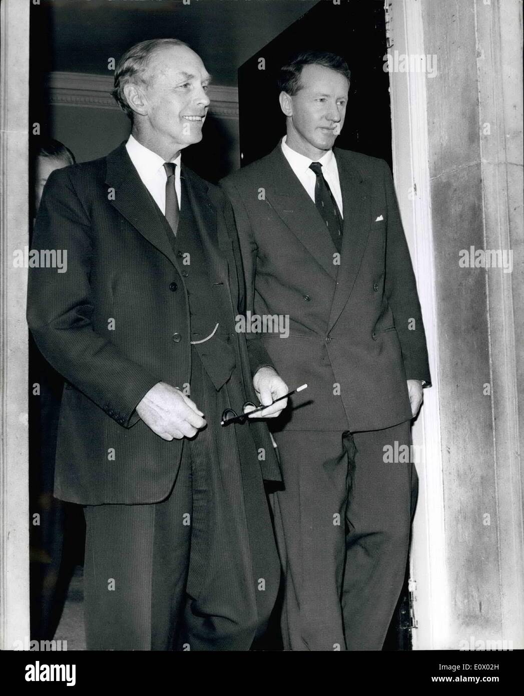 Sept. 09, 1964 - der Premierminister des südlichen Rhodesien Besuche Sir Alec Douglas-Home: Mr. Ian Smith, der Premierminister von Südrhodesien, rief heute an den britischen Premierminister Sir Alec Douglas-Home, Nr. 10 Downing Street. Er ist hier oben verhandeln für Unabhängigkeit - nicht, es zu verlangen. Foto zeigt Mr. Ian Smith wird von Sir Alec zur Tür von Nr. 10 Downing Street nach ihren Gesprächen Vormittag begleitet. Stockfoto