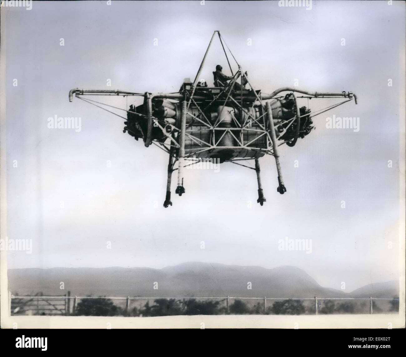 09. Sep. 1964 - Erstes offizielles Bild von Großbritanniens ''fliegendem Bettgestell''. Großbritanniens neueste Flugmaschine ''The Flying Bettstead''', von der Nachrichten vom Versorgungsminister gegeben wurden. Duncan Sandya am Vorabend der Farnborough Air Show wird sie während eines Testfluges in der Luft gesehen. Es hat keine Flügel oder otors und kann vertikal aus einer horizontalen Position abheben. Es wird von zwei Rolls-Royee ''Nono'' Motoren angetrieben, die horizontal i Opposition gesetzt werden, einer auf beiden Seiten des Rahmens Stockfoto