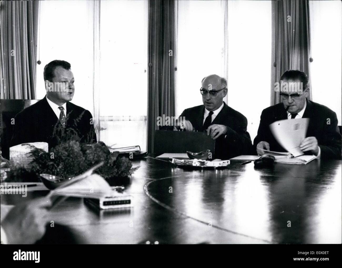 11. November 1964 - Sozialdemokraten halten Partei Rallye: die deutschen Sozialdemokraten treffen Sie auf bevorstehende für ihre Partei-Rallye ist der Beginn der bevorstehenden Wahl Kampagne für einen neuen Bundestag. Willy Brandt, Bürgermeister von Berlin und Vorsitzender der SPD und seine Stellvertreter Fritz Erler und Herbert Wehner, geben Details Abputhow, die die Sozialdemokraten anzeigen wird die MLF und andere politische Probleme in der Zukunft. (von links: Brandt, Erler, Wehner) Stockfoto