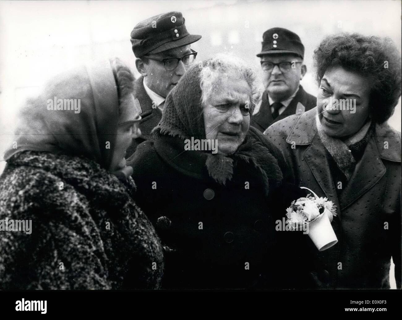 11. November 1964 - Tränen und beeindruckenden Szenen: am 31. Oktober eröffnet der DDR Gemeinschaft Herrscher die Wand um die West-Berliner ihre Verwandten im Ostteil zum zweiten Mal seit 3 1/2 Jahren sehen zu ermöglichen. Am 2. November kamen die ersten Züge mit ostdeutschen Rentnern westdeutsche Stationen und die ersten alten Menschen überquerte der Wand von Ost nach West. Überall zu sehen: eindrucksvolle Szene des Stuhls wieder nach langer Zeit der Trennung und Ausleihe. Zwei Tochter und ihre Mutter aus Ost-Berliner Checkpoint Sandkrug Brücke/Moabit. Stockfoto