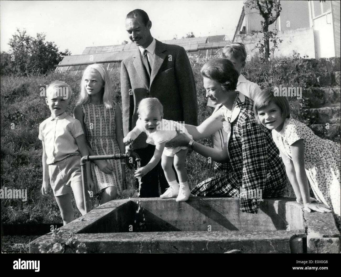 Sept. 09, 1964 - erfolgen Königsfamilie: Großherzogin Charlotte wird kurz Abdankung zugunsten ihres Sohnes Prinz Jean. Foto zeigt Prinz Jean und seiner Frau Princesse Josephine Charlotte (Baudouin Schwester) im Bild mit ihren Kindern. Von links nach rechts: Marie-Astrid, Guillaume, spielen mit einem Fingertipp und Margareta, Zwillingsschwester der kleine Prinz Jean (zuerst auf der linken Seite) Stockfoto