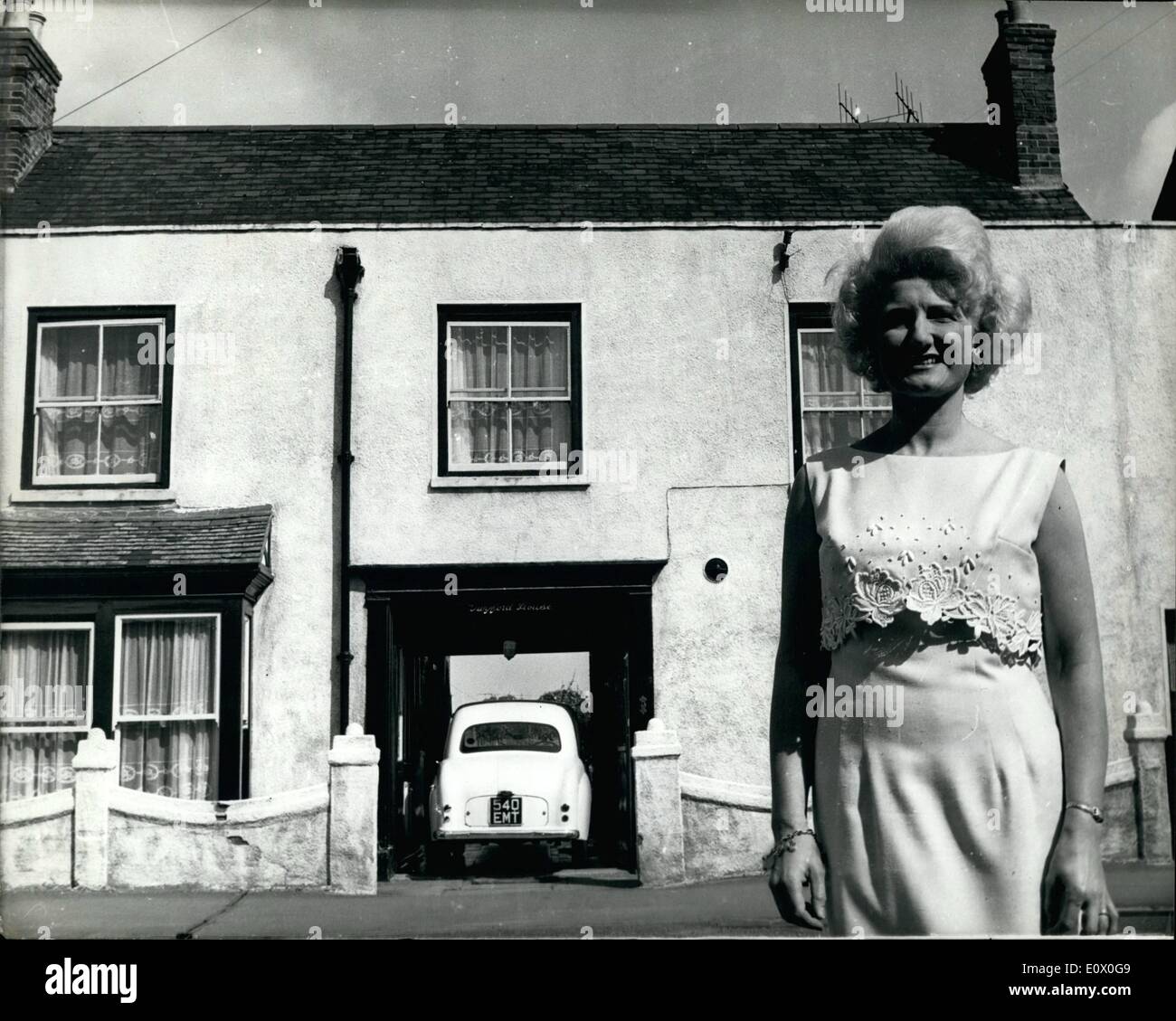 Sept. 09, 1964 - hat sie ein Problem mit dem Parken gelöst, indem man eine Straße mitten durch ihr Haus.: Frau Joan Thomas hat das Parkplatzproblem gelöst, indem die Fahrbahn durch die Mitte ihres Hauses in Elm Road laufen. Wisbech, Cambridgeshire. Sie fährt ihr Salooncar an der Fron Tür und hinaus in den Hof durch die Hintertür. '' Ich habe den Teppich Rollback und bewegen die Möbel zunächst '', sagte Frau Stockfoto