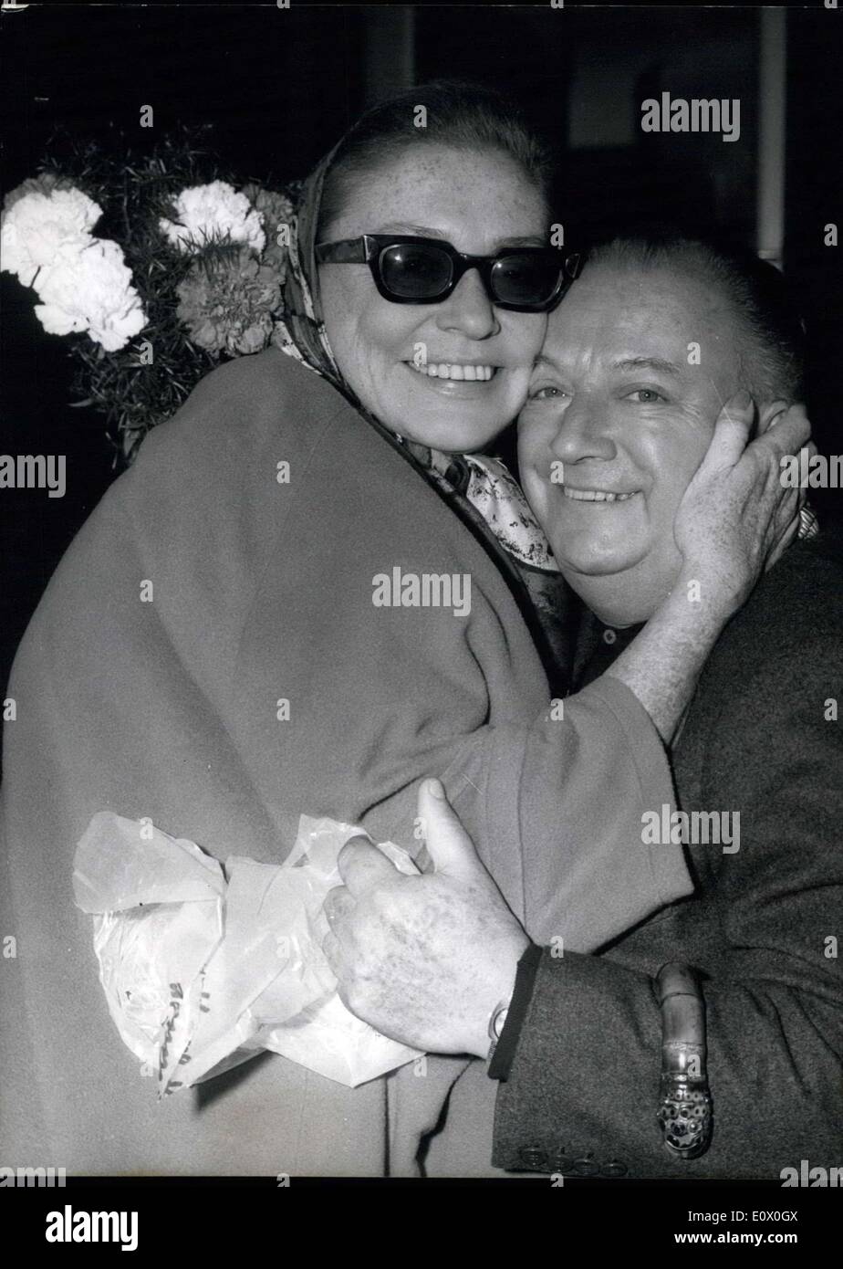 Sept. 11, 1964 - die bekanntesten Film-Schauspieler Zarah Leander bei den Münchner Hauptbahnhof übergeben. Sie wurde von dem Komponisten Peter Kreuder begrüßt. Foto zeigt in einigen Tagen reist sie nach Wien, wo sie in Kreuders Musical '' Herr Vandermere'' (ein neuer Film) spielt Stockfoto