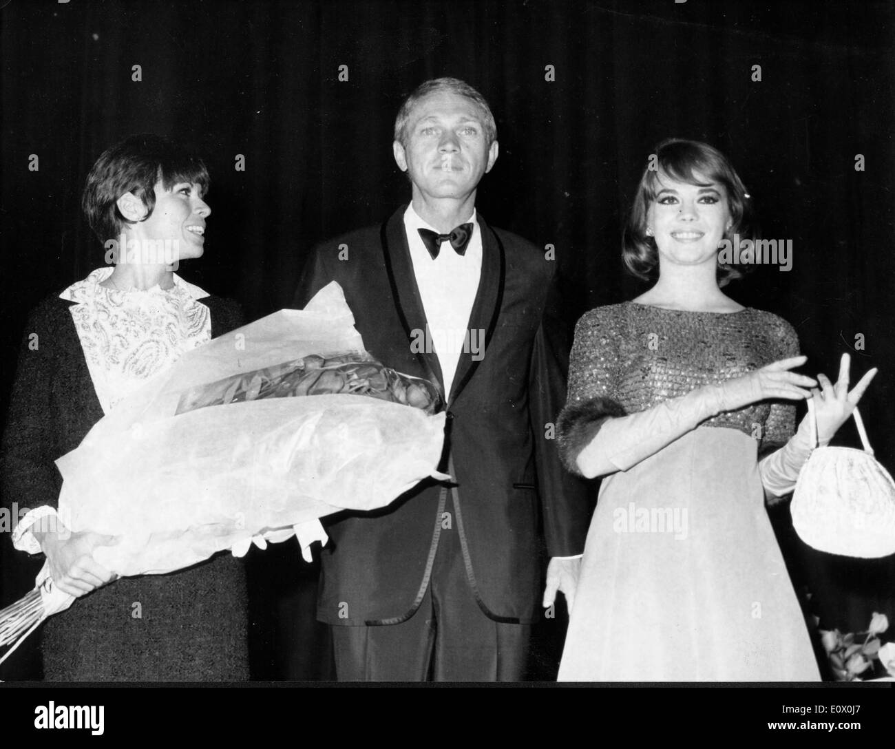 Natalie Wood mit Steve McQueen und seine Frau Ali McGraw bei einer Filmpremiere Stockfoto