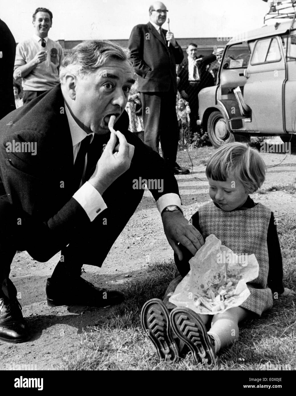 George Brown Essen Chips mit 4 jährige Joanne Stockfoto