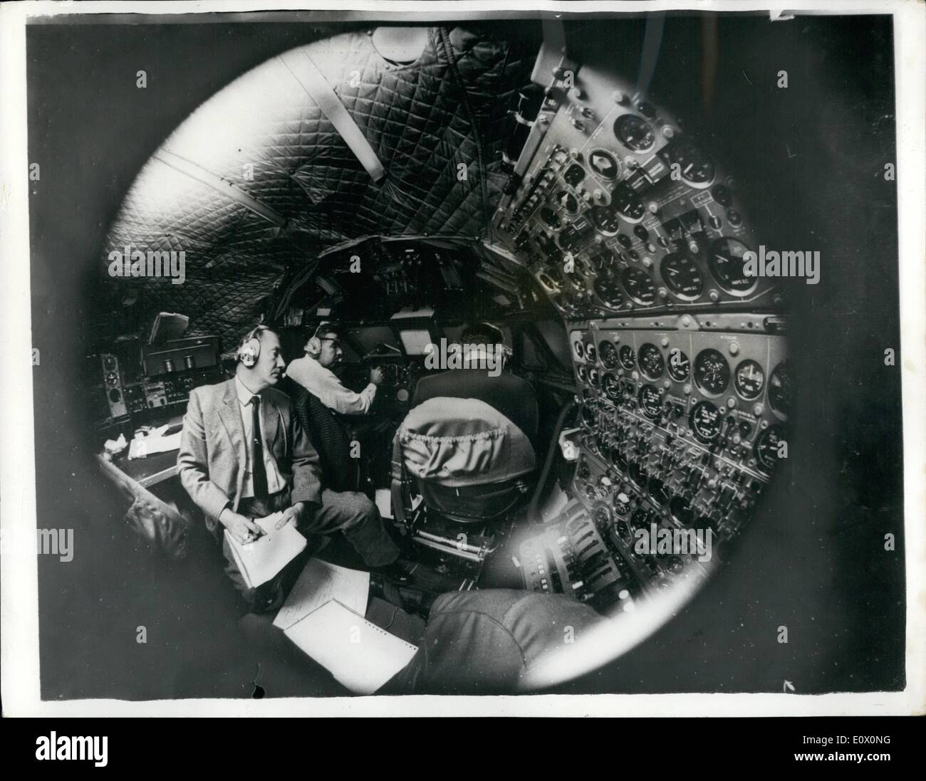2. Oktober 1964 - 10.02.64 in das Zeitalter des Überschall. In der super-Ebene die nie auszieht. Obwohl die Eintracht nicht bis 1971 zum Einsatz kommen soll, ist BOAC Schulung der Piloten bei Heathrow Trainingslager, um das Gefühl der Überschallflug in ein Mock-up einer Concord-Cockpit. Es ist in der Tat die Flugzeugnase ein Komet Passagierflugzeug Überschall Reisen simulieren angepasst Stockfoto