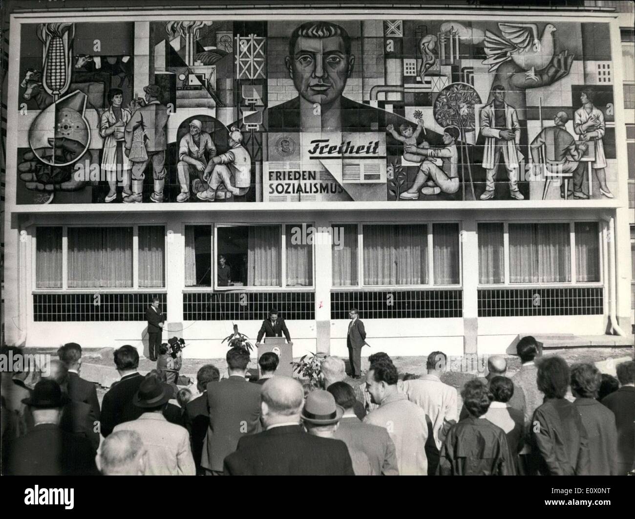 5. Oktober 1964 - sind Willi Neuberts Emaille Gemälde über den Sozialismus zu sehen in diesem Bild in Halle. Es dauerte zwei Jahre Stockfoto