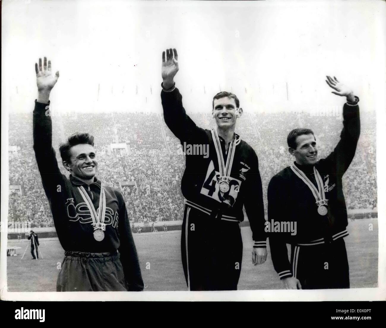 10. Oktober 1964 - Olympische Spiele IN Tokio. PETER SNELL GEWINNT GOLD IM 1500-METER-LAUF. Foto zeigt: - abgebildet auf dem Siegertreppchen, nachdem die 1500 Meter-Veranstaltung sind Peter Snell (New Zealand, der Sieger im Zentrum. Auf Links ist Josef Odlozil, der Tschechoslowakei, (2. und rechts ist John Davies, New Zealand, 3.. Goldmedaille Stockfoto