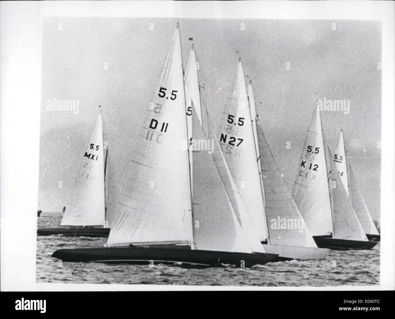 10. Oktober 1964 - die Olympischen Spiele in Tokio Yachting der 5.5 m Klasse Rennen: Foto zeigt Yachten sind für den Start des Rennens Yachting International 5.5 m Klasse im Hafen von Knoshima aufgereiht. Stockfoto