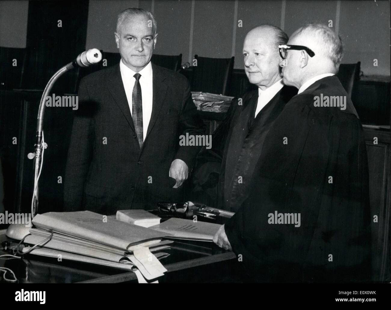 11. November 1964 - geputtet off auf unbestimmte Zeit...,,, war der Prozess gegen die deutschen Stadtplaner Professor Dr. Kurt Leibbrand von Schwurgericht Stuttgart, wo die Verfahren erprobt wurden. Der ehemalige Leutnant ein Eisenbahn-Pionier-Unternehmen wird vorgeworfen, für die Teilnahme an der Durchführung des sogenannten italienischen '' Hilfswilliger''. Im ersten Prozess, Professor Leibbrand losgesprochen von dieser Anklage - sollte jetzt die Revisionen Prozesses Rollen. Die überraschende Verschiebung war nötig, weil die Verfechter der Pflicht, Counsel Schwarz, die weitere Begründung mit der Begründung abgelehnt Dr Stockfoto