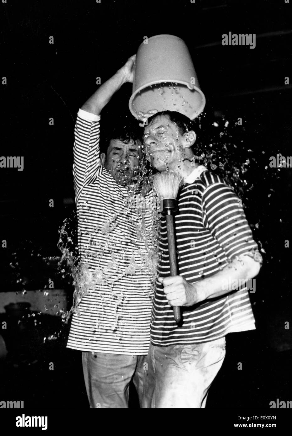Maurice Baquet dumps Wasser auf Max Bills Kopf im Rahmen einer gala Stockfoto