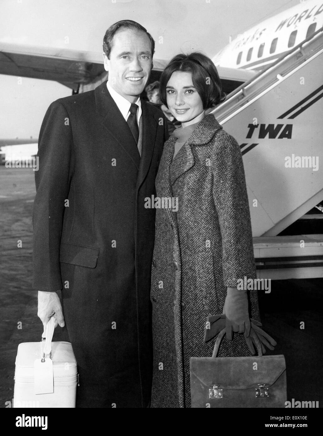 Audrey Hepburn und Mel Ferrer im Leerlauf wild Flughafen Stockfoto