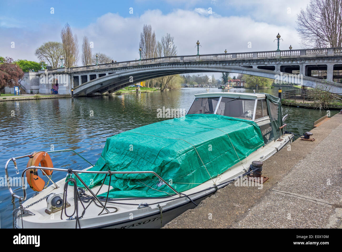 Boot vertäute in der Nähe von Reading Brücke Berkshire UK Stockfoto