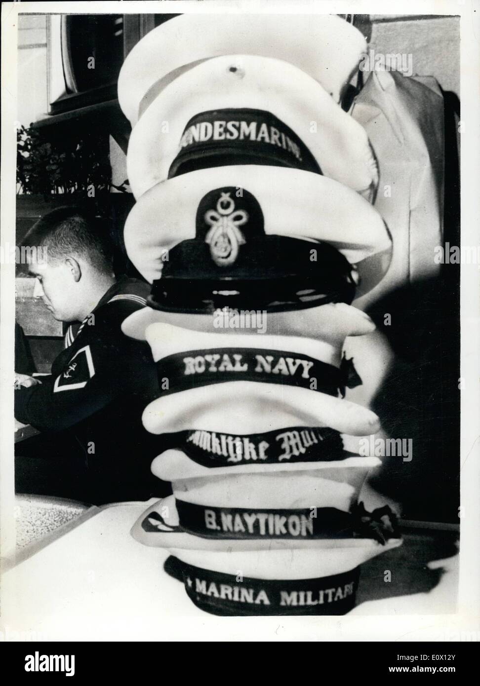 10. Oktober 1964 - kommt der US-Zerstörer '' Claude V. Rachitis '' in Washington mit Mixed - bemannte kauen. Der US-Zerstörer Claude V. Rickeets an Bord der Segler aus sieben westlichen Nationen sind, die versuchen, zusammen zu arbeiten. kam vor kurzem in Washington Naval Dockyard. Herr Gordon Walker, neuer Außenminister Großbritanniens gegangen nach Washington für Gespräche mit Herrn Deam Rusk über multilaterale Kraft (M.L.F.), dem amerikanischen Vorschlag für eine gemischte bemannte Flotte von 25 Polaris Überwasserschiffe. Foto zeigt die Hüte aus der gemischten Crew der sieben Nationen an Bord der USA Stockfoto