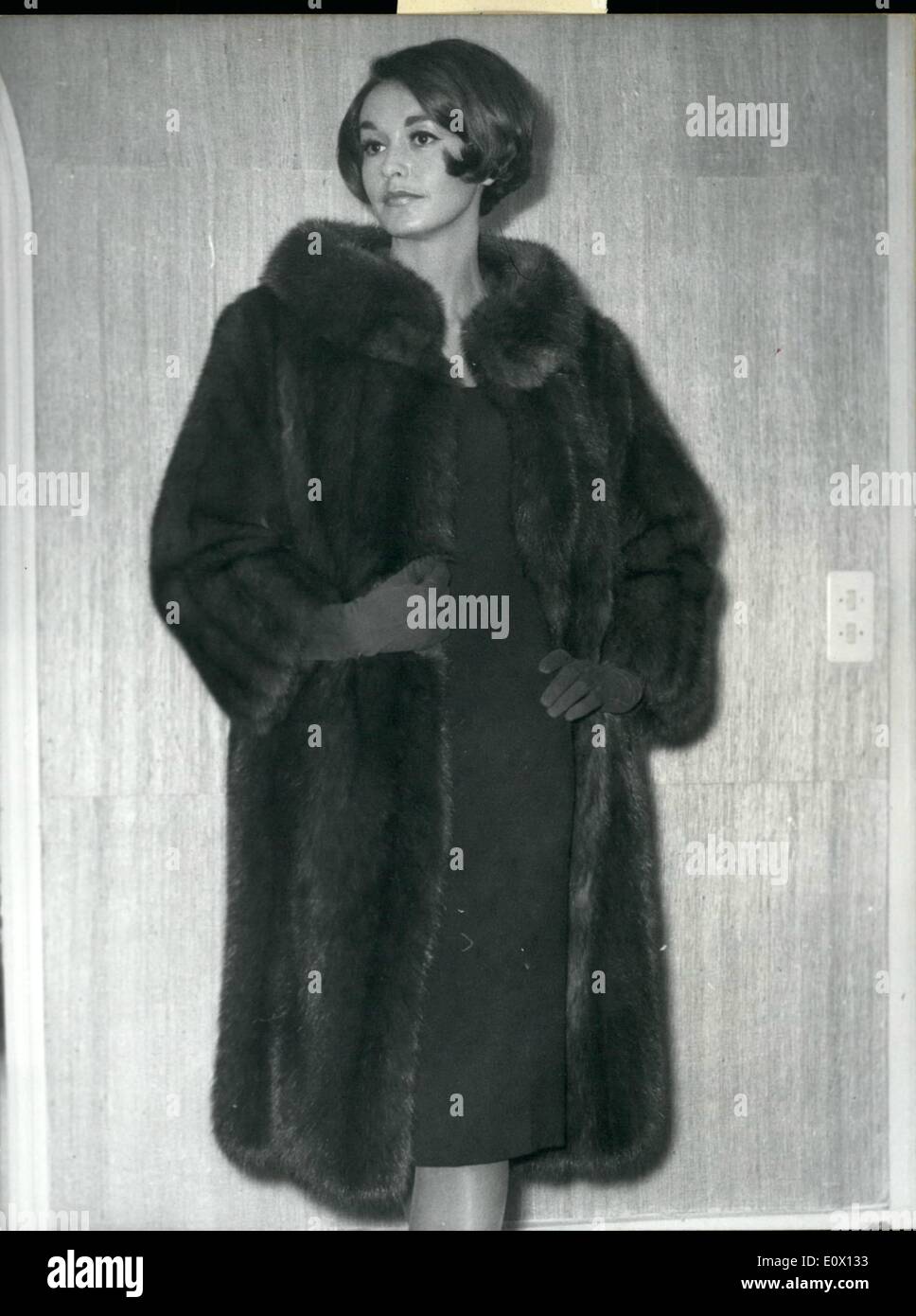 10. Oktober 1964 - Ops: Für ein Zobel Mantel A 3.000 Zobel Mantel modelliert durch ein Paris Mannequin Sarah bei einer Show anlässlich des Brunnens Paris Kürschner, heute. Okt 7/64 Stockfoto