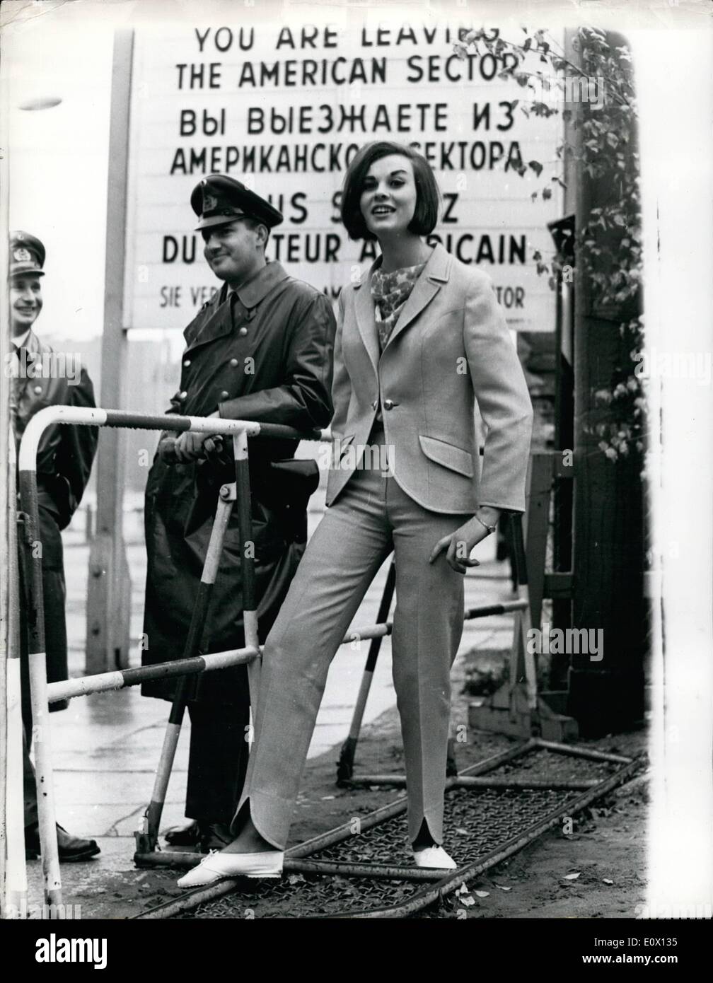 10. Oktober 1964 - inszenierte British Fashion Show In Berlin  Großbritannien letzte Nacht die größte Modenschau in West-Berlin seit dem  Krieg zu sehen. Fast 1.000 Käufer drängten sich in die Krogesshalle, eine "