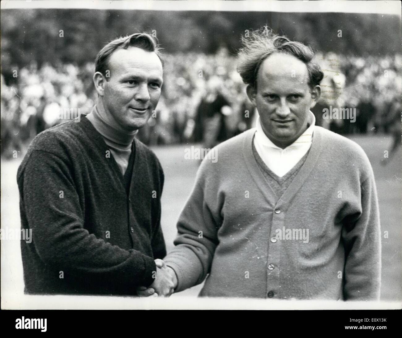 10. Oktober 1964 - Arnold Palmer gewinnt die Piccadilly World Match Play Golf Championship.: amerikanischer Golfspieler, Arnold Palmer, gestern Eon die Piccadilly World Match Play Championship in Wentworth. Die britische Golfer, Neil Coles wurde Vizemeister. Foto zeigt, dass Arnold Palmer(left) von Neil Coles am Wentworth gestern gratulierte ist. Stockfoto