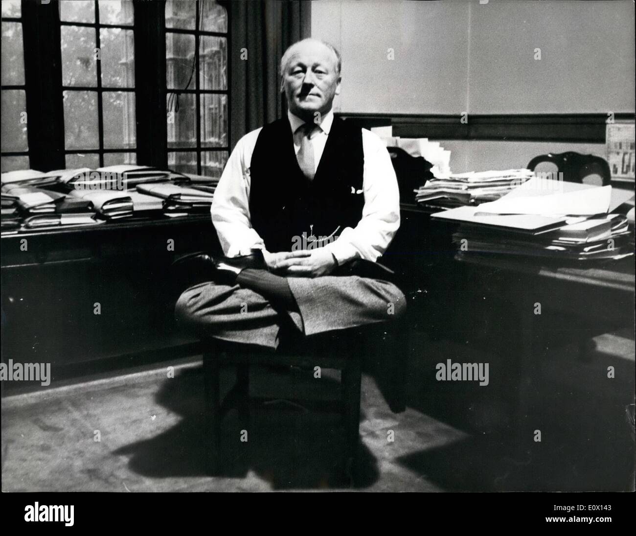 10. Oktober 1964 - Regierung M.P. hält sich Fit mit Yoga: Regierung M.P. Edward Mallalieu, 59 im Bild gestern Praktizierenden Yoga - Stockfoto