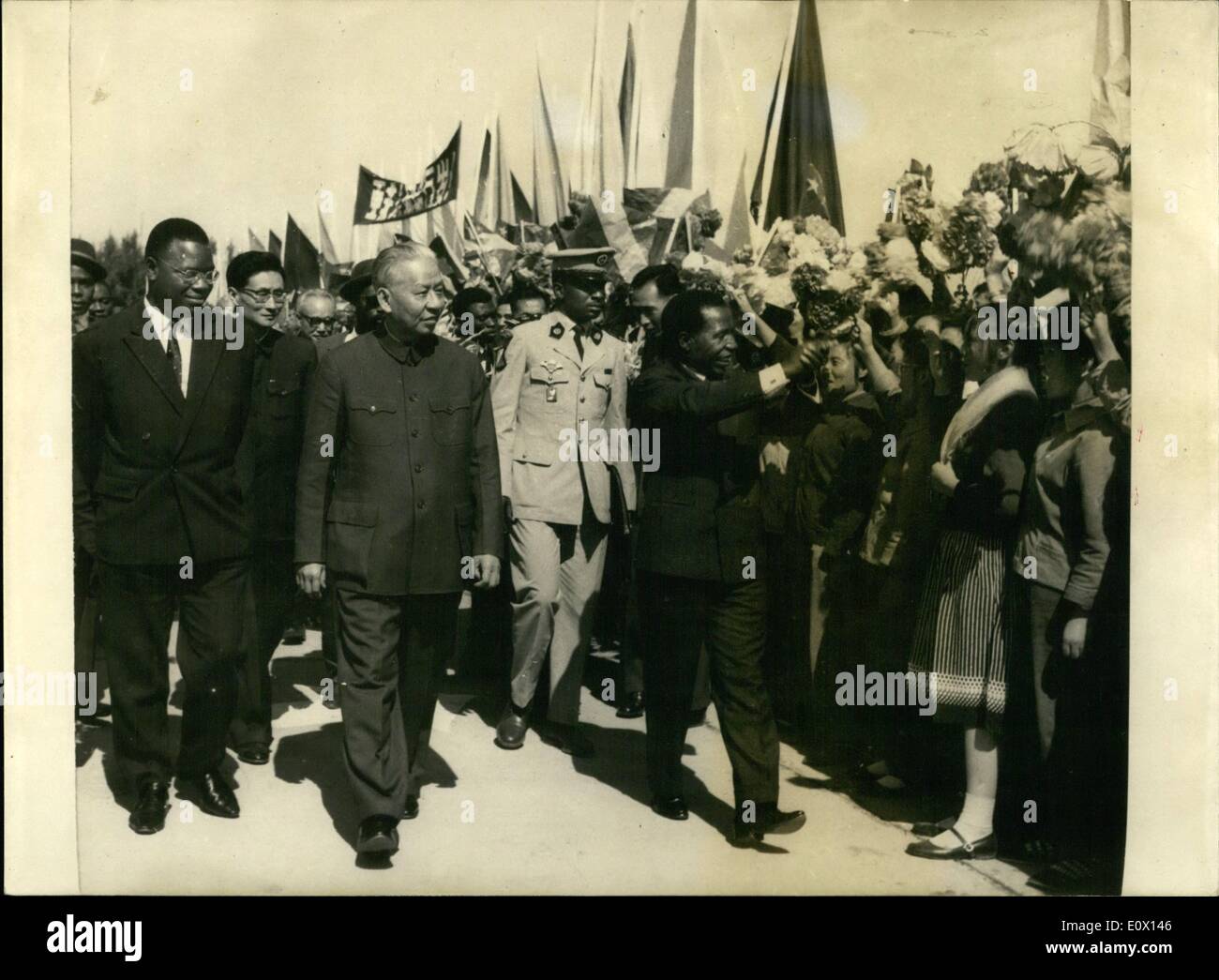 10. Oktober 1964 - geschlossenen finden Pix von Chinesisch-kongolesischen Amity und antiimperialistische Demonstrationen in Brazzaville. Foto zeigt Präsident der Republik Kongo, Alphonse Massamba-Debat (rechts) erhalten am Flughafen Peking Präsident Liu Shao-Chi (auf der linken Seite) Stockfoto