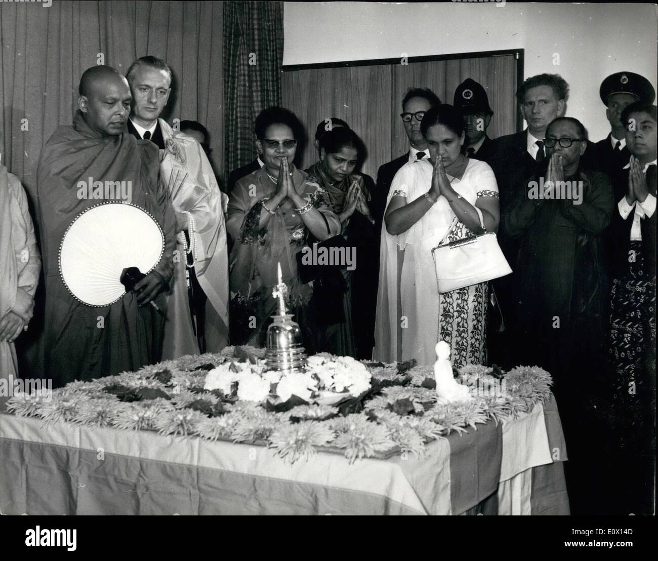 10. Oktober 1964 - Frau Bandaranaioke kommt mit Buddha Reliquie: The Prime Minister of Ceylon, Mrs Sirimavo Bandaranaike, kamen Stockfoto