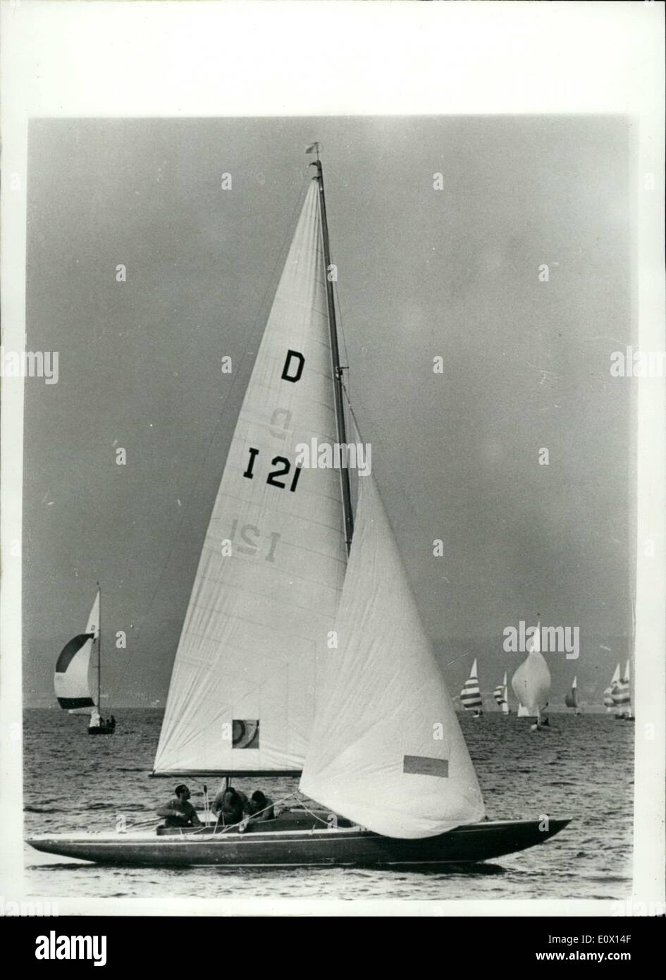 10. Oktober 1964 - Olympische Spiele in Tokio. Segeln auf Enoshima. Foto zeigt den Eintritt Italiens '' Argeste'' im Bild während der Drachenklasse-Veranstaltung in der Olympischen Spiele Yachting auf Enoshima, Stockfoto