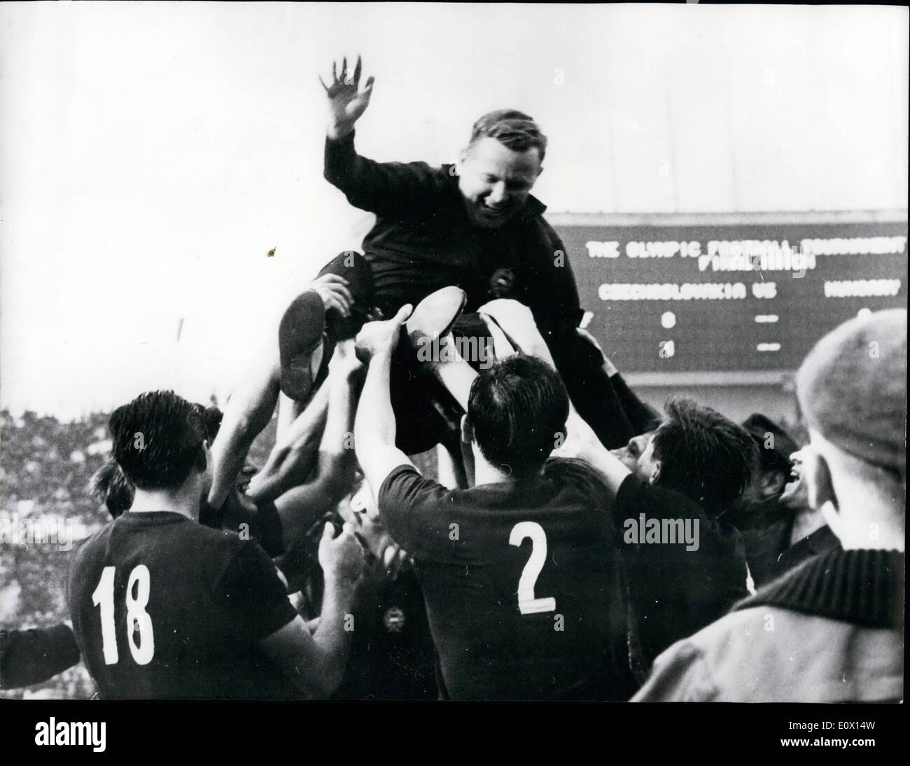 10. Oktober 1964 - die Olympischen Spiele In Toyo Ungarn gewinnen das Gold im Finale wählte. Foto zeigt Mitglieder des ungarischen Fußball Team werfen ihren Kapitän in der Luft nach dem Sieg gegen nationalsozialistische in der Fußball-Finale mit 2: 1. Stockfoto