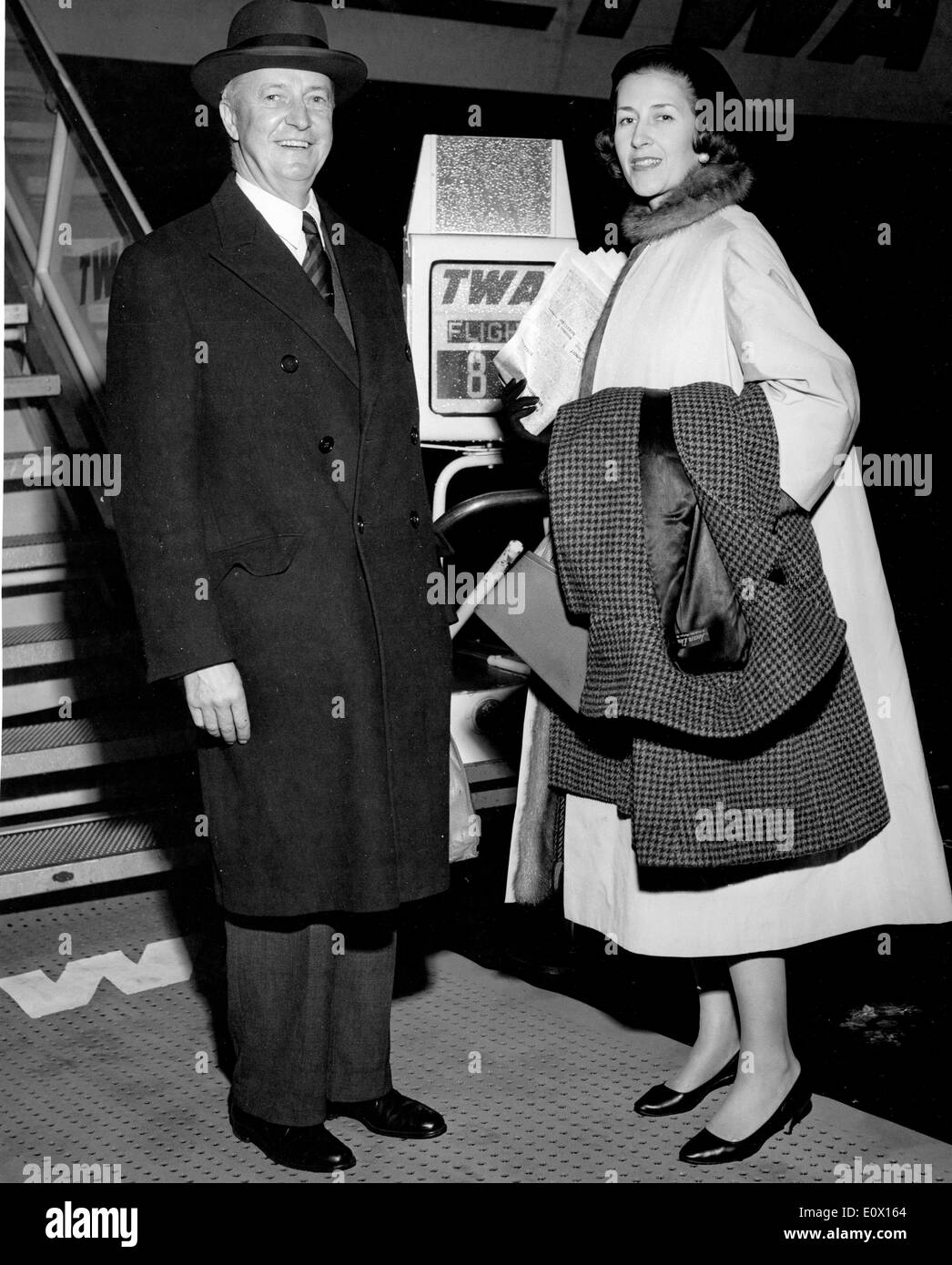 David K. E. Bruce einsteigen in ein Flugzeug mit seiner Frau Stockfoto