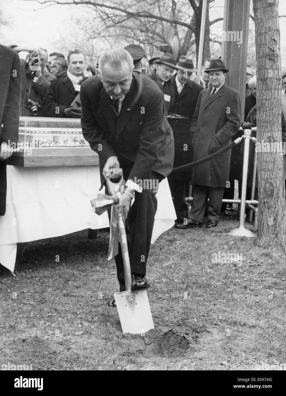 LYNDON BAINES JOHNSON (27. August 1908 - 22. Januar 1973) oft als LBJ bezeichnet, war der 36. Präsident der USA (1963-1969) nach seinem Dienst als 37. Vizepräsident der USA (1961-1963). Bild: Spatenstich am JFK Center für darstellende Künste. Stockfoto