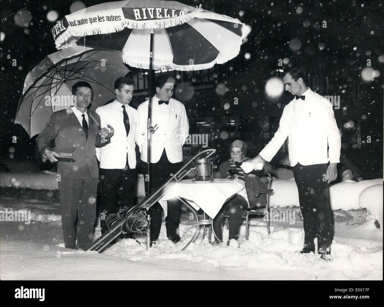 12. Dezember 1964 - wird das erste man wie ein König... Während die Saison, wenn das letzte Bett im Schweizer Winter sport Zentren, besetzt, kaum finden Sie ein Kellner in dir Hotel sofort zu Ihrer Verfügung. Aber dieser junge Mann, der als der erste Gast in Davos angekommen kann mich nicht beklagen. Auf einmal drei Kellner sowie ein Gepäckträger sind bereit, alle seine Wünsche voll füllen. Stockfoto