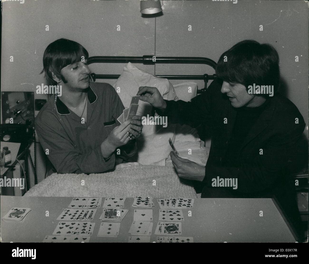 12. Dezember 1964 - Beatle Schlagzeuger Ringo Starr bekommt A Krankenhaus besuchen von Beatle George Harrison: Beatles-Schlagzeuger Ringo Starr, der Stockfoto