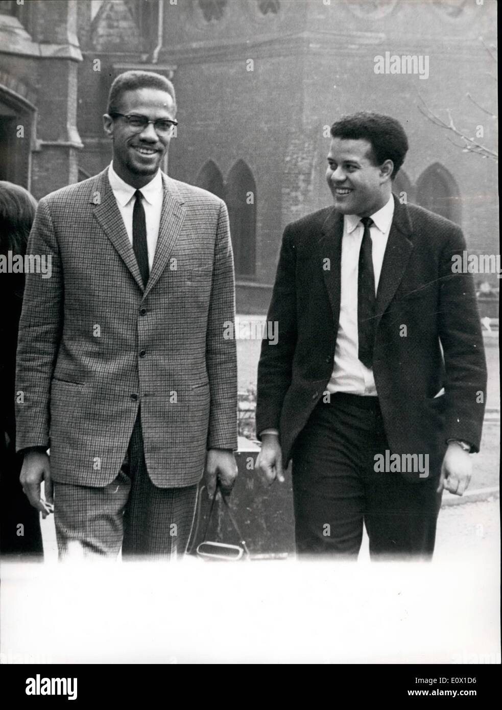 12. Dezember 1964 - Malcolm X, der Chef der schwarzen muslime Amerikas, spricht bei der Oxford-Gewerkschaft: Gestern Abend ging Malcolm X, der Anführer der schwarzen Muslime Amerikas, nach Oxford, um mit der Oxford Union über einen separaten ethnischen Staat zu sprechen, in dem farbige Menschen ungestört leben konnten. Und viele Amerikaner glauben, dass er Gewalt einsetzen würde, um es zu bekommen. Sein Antrag auf dem Treffen war: „Extremismus bei der Verteidigung der Freiheit ist kein Laster“. Foto zeigt, wie Malcolm X mit Eric Abrahams, dem jamaikanischen Parteipräsidenten der Union, gestern in Oxford auftrat. Stockfoto