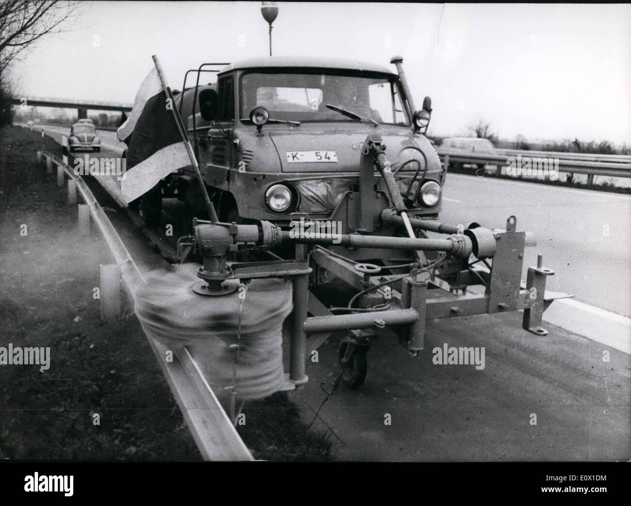 12. Dezember 1964 - Seite Planken der Autobahn mit einer neuen speziellen Maschine arbeiten im Raum Köln gewaschen. Die Seite Planken müssen sauber sein, so dass sie eine Sicherheitseinrichtung auf den schnellen deutschen Autobahnen sind. An einem Tag können 15 Kilometer der Stahl Planken mit der Maschine bereinigt werden. Stockfoto
