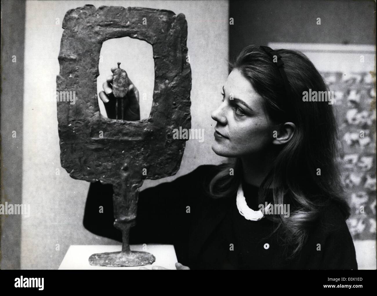 12. Dezember 1964 - der kleine Mann im großen Rahmen; Wer ist sehr daran interessiert, von einer jungen Dame, eines der ersten Skulpturen angesehen Stockfoto