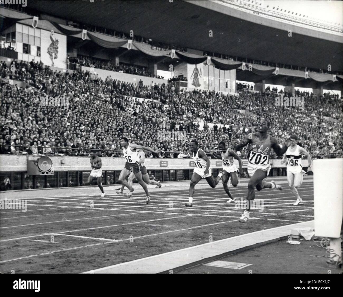 15. Oktober 1964 - 100 Meter Dasha Finale. R.Hayes der USA schneidet Band, als er einen neuen Olympischen Rekord von 10,0 gesetzt Octber 15.. Idantified im Bild sind, von rechts nach links. 196 Schumann (Deutschland), 702 Robert. Hayes (USA), 366 Kone Gaoussou (Ivr Goash), 80 Figuerola (Kuba), 56 Jerome (Kanada). Resullts waren: 1. Hayes - 10.0 Robert Hayes, 2. Figuerola 10.2 Conigue Figuerola, 3. Jerome 10.2 Mary Jerome, 4. Menicak (Polen) 10,4 Wieslaw Menicak, 5. Schnann 10.4 Henis Schmmann, 6. Pander (USA) 10,4 Mein Pender. Stockfoto