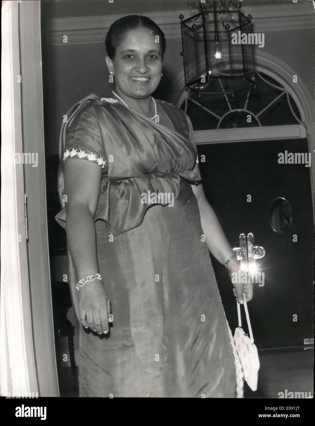 19. Oktober 1964 - Frau Bandaranaike Mittagessen Nr. 10. Foto zeigt, dass der Premierminister von Ceylon, Frau Bandaranaike, die hier ankommen am Freitag mit einer Reliquie des Buddha - Mailclient heute bei Nr. 10 Downing street. Stockfoto