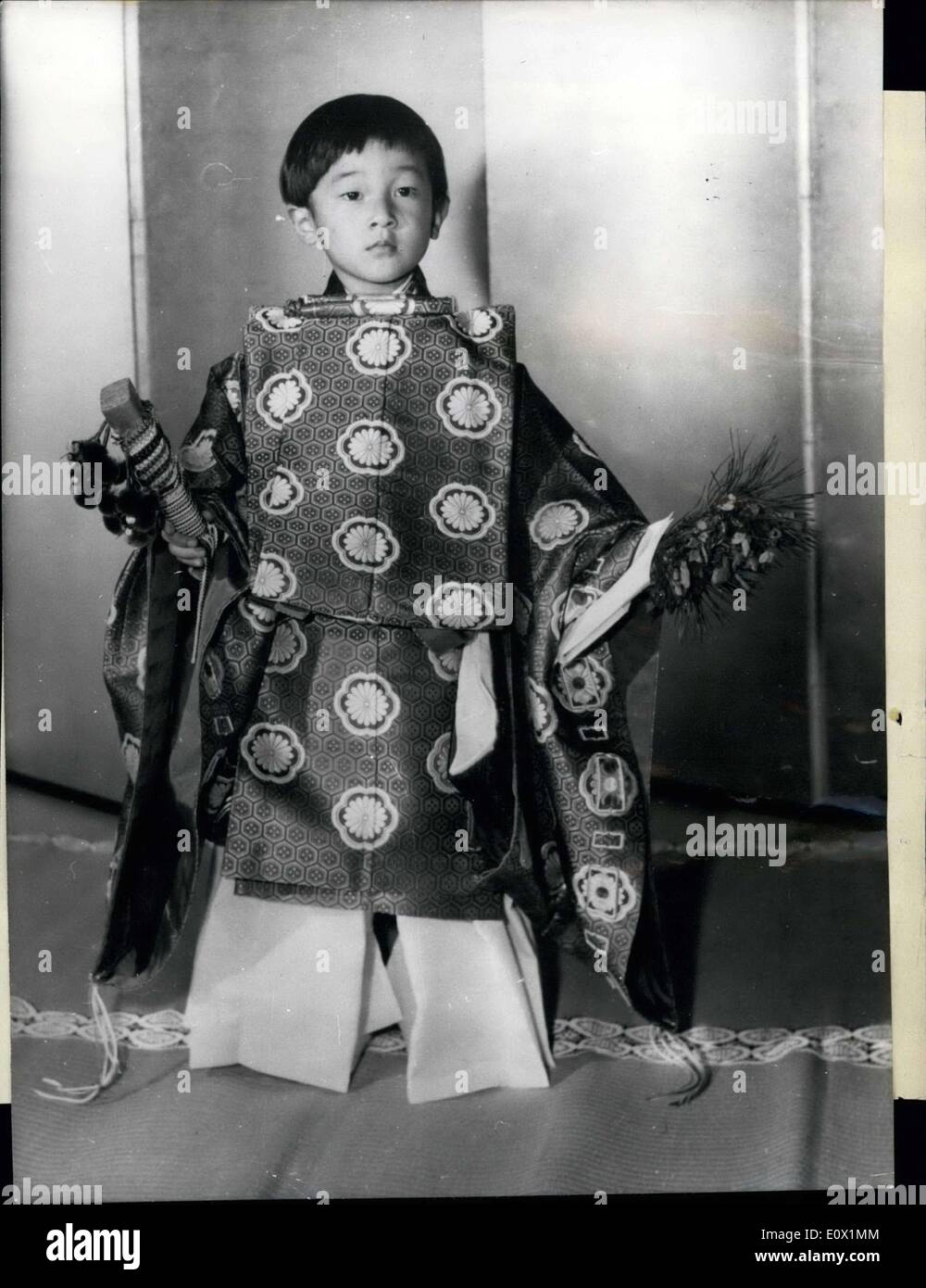 7. November 1964 - verabschiedet Prinz Hiro Japan Infantcy; 5 Jahre alte Prinz Hiro von Japan, ging durch zwei zeremonielle Funktionen dieser Woche Abschied von Infantoy. Seine Eltern Kronprinz Akihito und Michiko Prinzessin sah ihren Sohn das traditionelle Gericht an ihren Tōgu-Palast in Tokio Aufgaben. Im Feld C geben Sie der Halle Stand der kleine Prinz in tiefen Scarley Gewand mit Wasserfall-Muster. Zwei Chamberlaines fuhr fort, den Prinzen und half ihm in eine weiße Seide Hakama (einem Faltenrock). Dies nennt man Chakko-keine-gi Stockfoto
