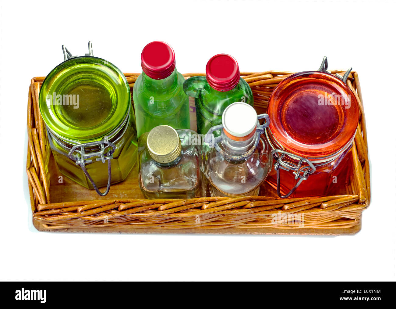 Korbwaren Tablett mit leeren Gläsern und kleine Glasflasche, isoliert auf weißem Hintergrund Stockfoto