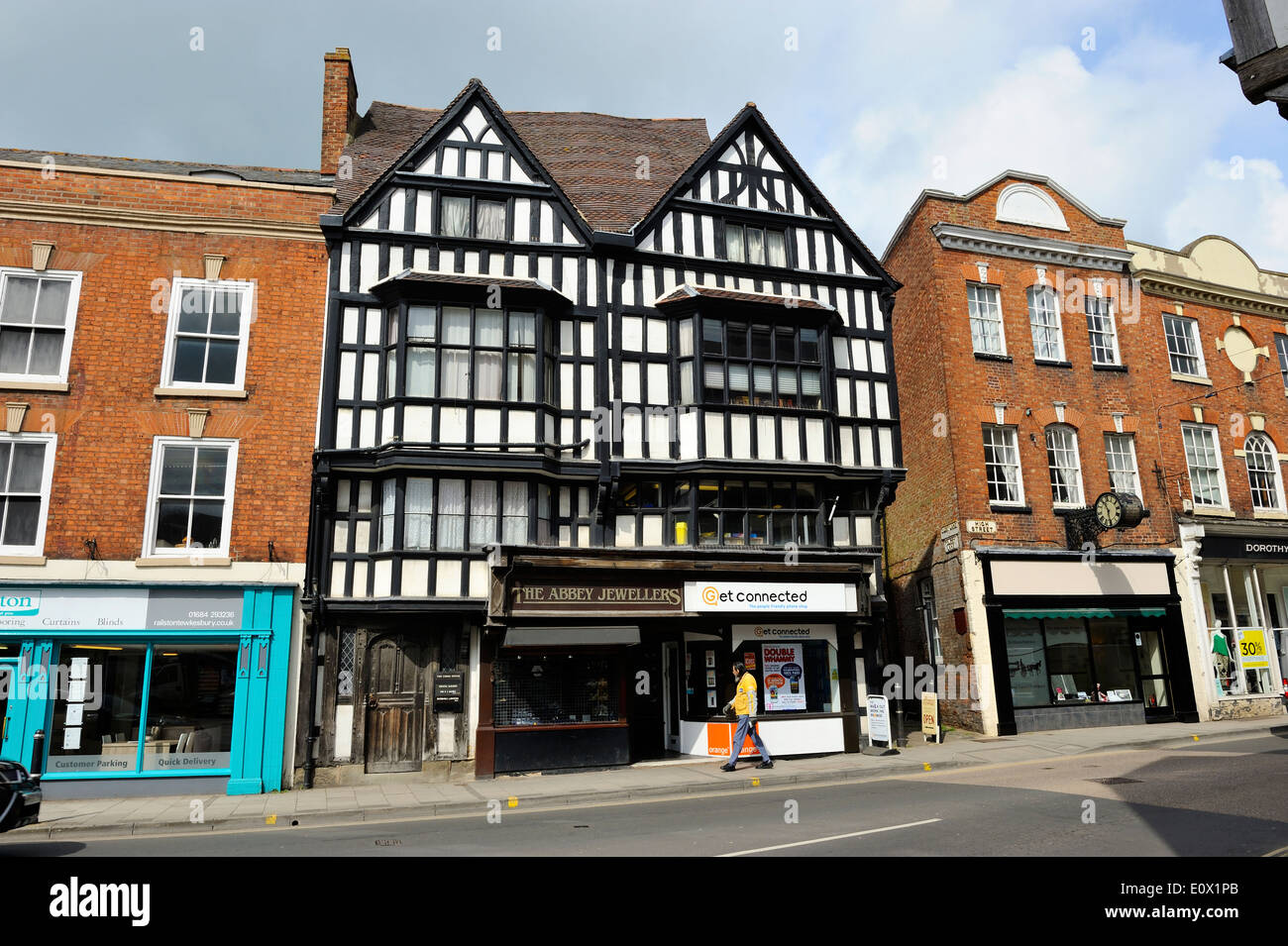 Schwarz / weiß Fachwerk Tudor, aufbauend auf der High Street in Tewkesbury, Gloucestershire, England Stockfoto