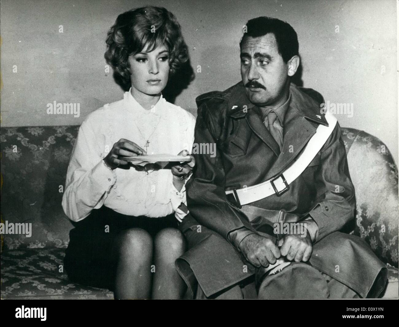 12. Dezember 1964 - Alberto Sordi und Monica Vitti in einer Szene von "The Flying Man'' eine Produktion von De Laurentiis wird bald der italienischen Öffentlichkeit vorgestellt. Monica Vitti gewann kürzlich den Preis für ihre Rolle in der Millers Drama '' nach dem Mauerfall " Stockfoto