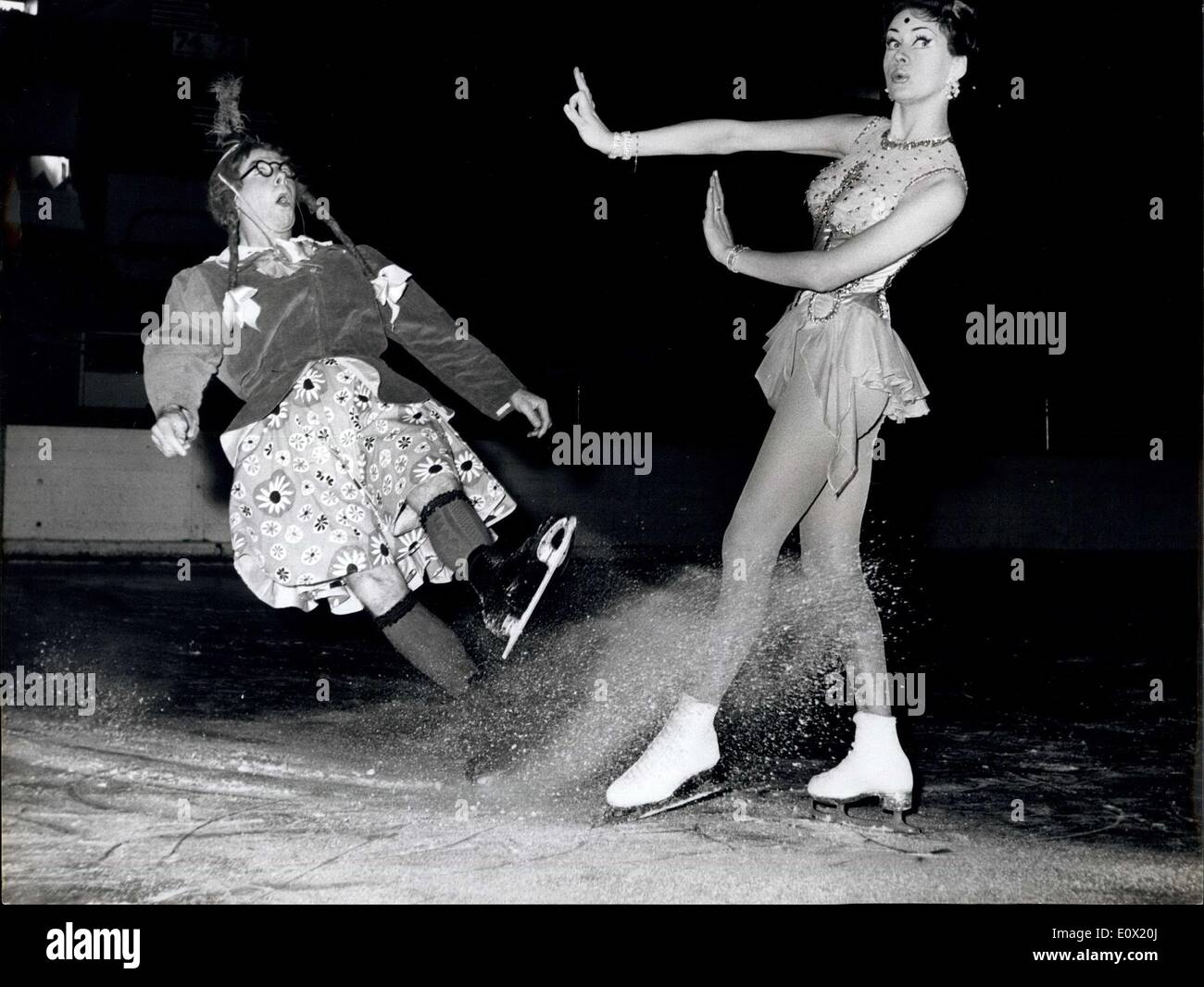 15. Dezember 1964 - Ali Baba und die vierzig Diebe-on Ice: Mitglieder der Besetzung von die neue Eisshow-Ali Baba und die vierzig Diebe, die von Tom Arnold präsentiert wird-waren in Tracht im Wembley-Stadion heute Morgen zu sehen. Foto zeigt Eric Waite als '' Frau Ali Baba'' und Sally Ross als '' Aloolom'' während der Proben im Wembley-Stadion heute gesehen. Stockfoto