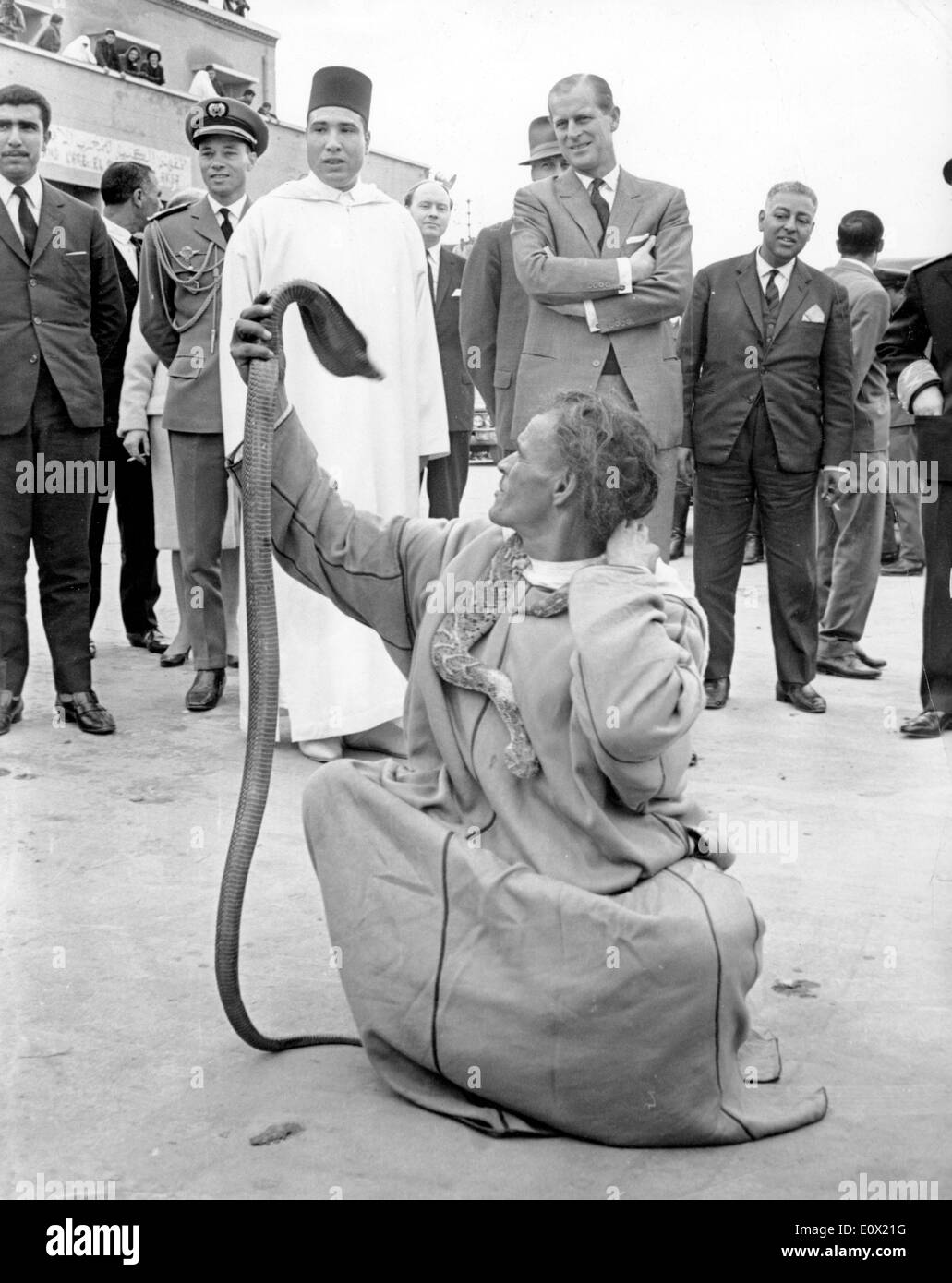 Prinz Philip Uhren einen Schlangenbeschwörer in Marokko Stockfoto