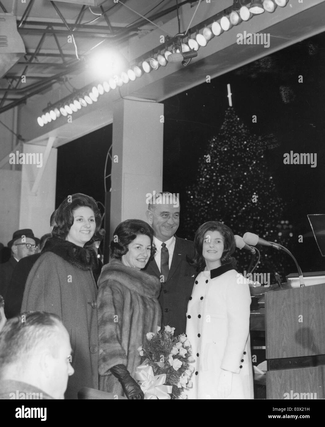 22. Dezember 1964 - Washington, District Of Columbia, USA - LYNDON BAINES JOHNSON (27. August 1908 - 22. Januar 1973) oft als LBJ bezeichnet, war der 36. Präsident der USA (1963-1969) nach seinem Dienst als 37. Vizepräsident der USA (1961-1963). Bild: Beleuchtung von der National Christmas Tree mit Töchtern Linda Bird und Lucy Bains. Stockfoto