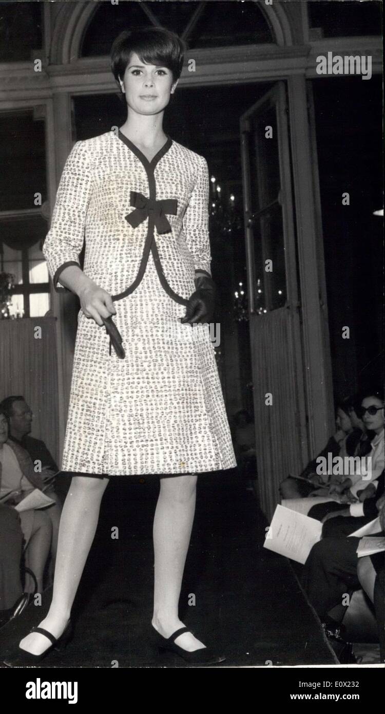 10. November 1964 - Sommer Mode bereits gezeigt: Lempereur, die bekannten Paris Couturier, zeigt nun seine Pret-Sommer-Kollektionen für 1965. Foto zeigt A gedruckt zugeschnitten Baumwollkleid, entworfen von Lempereur. Stockfoto