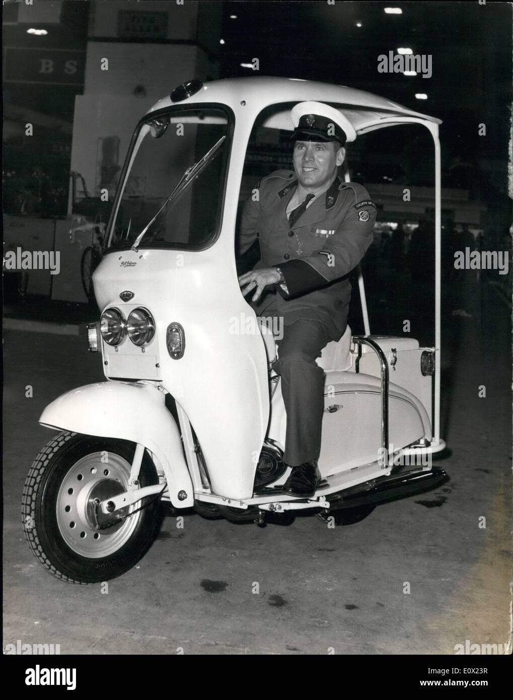 11. November 1964 - zeigen internationale Fahrrad- und Motorrad auf der Earls Court. Die Deemster '' Hardtop''.: Presse Blick fand heute Morgen der internationalen Zyklus und Motor Cycle Show in Earls Court. Das Foto zeigt Griffith Parry von der A.A probiert das neue Polizei-Modell von der Deemster Luxus Touring Motorrad - geschlossenen 250 c.c. Twin Zylinder-Zweitakt-Maschine mit im Gepäck-Tragfähigkeit und vollständigen Wetterschutz gebaut. Es entsteht durch D.M.W. Motorräder, Wolverthampton - Earls Court heute Morgen. Griffith Parry kommt von Betws-y-Coed, N. Wales Stockfoto