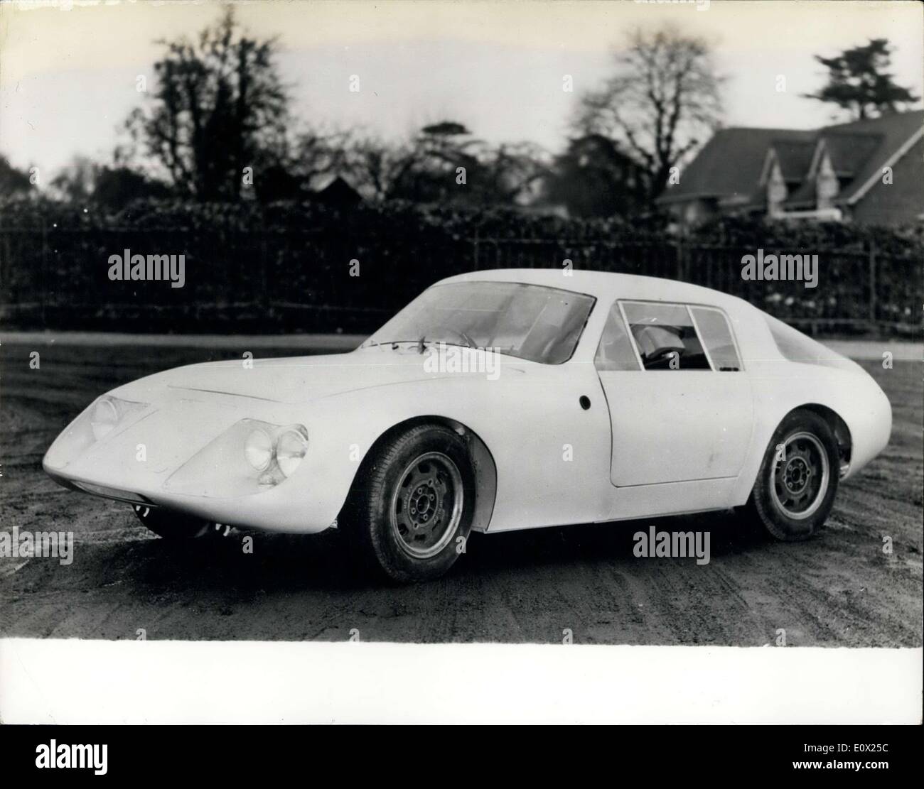 11. Februar 1965 - hat Großbritannien ein neues Auto für die Le Mans Schlacht... Spezial Körper leicht Austin Healey Sprite. Großbritanniens erste Challenger von 1965-Le Mans 24 Stunden-Rennen im Juni - ist die neue spezielle Körper leicht Austin-Healey Sprite - gebaut von der Donald Healey Firma Warwick. Das Auto ist Tests auf dem Silverstone Circuit- und der Warwickshire Hochgeschwindigkeitsstrecke der Motor Industry Research Association haben. Zwei der Prototypen werden in Le Mans eingegeben werden Stockfoto