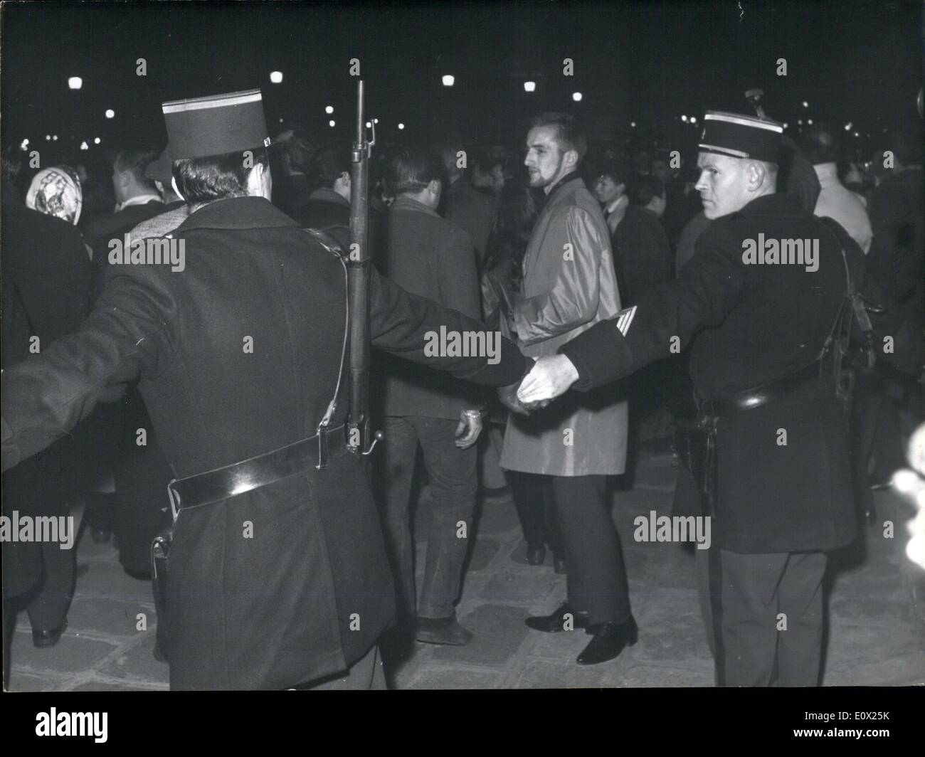 13. Februar 1965 - gestern Nachmittag rund 5.000 Demonstranten, vor allem Studenten, versammelten sich vor der amerikanischen Botschaft, den Krieg in Vietnam zu protestieren. Stockfoto