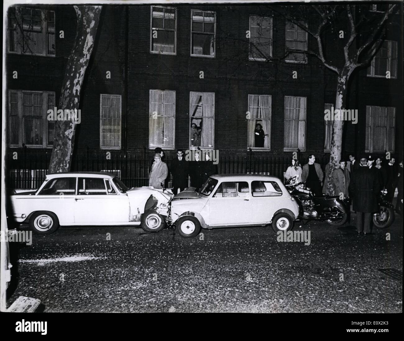 01. Januar 1965 - zwei Polizisten verwundet und Hund getötet in Kensington-Kanonendrama: Zwei Polizisten wurden verwundet und Polizeihund erschossen in einem Kensington-Kanonendrama letzte Nacht. Es begann, nachdem ein weißer Mercedes, der von Polizeiautos verfolgt wurde, in zwei andere Fahrzeuge, die zuvor in Od Brompton Road kollidiert hatte, zusammenstieß. Was aussah wie ein Verkehrsunfall, explodierte plötzlich in ein Dreharbeiten im Gangster-Film-Stil. Ein Mann stürzte aus dem Mercedes in einen nahegelegenen Keller und Polizeihund Simon II., der Stall Roger Joen Cross und der Stall Michael Wheeler wurden verletzt Stockfoto