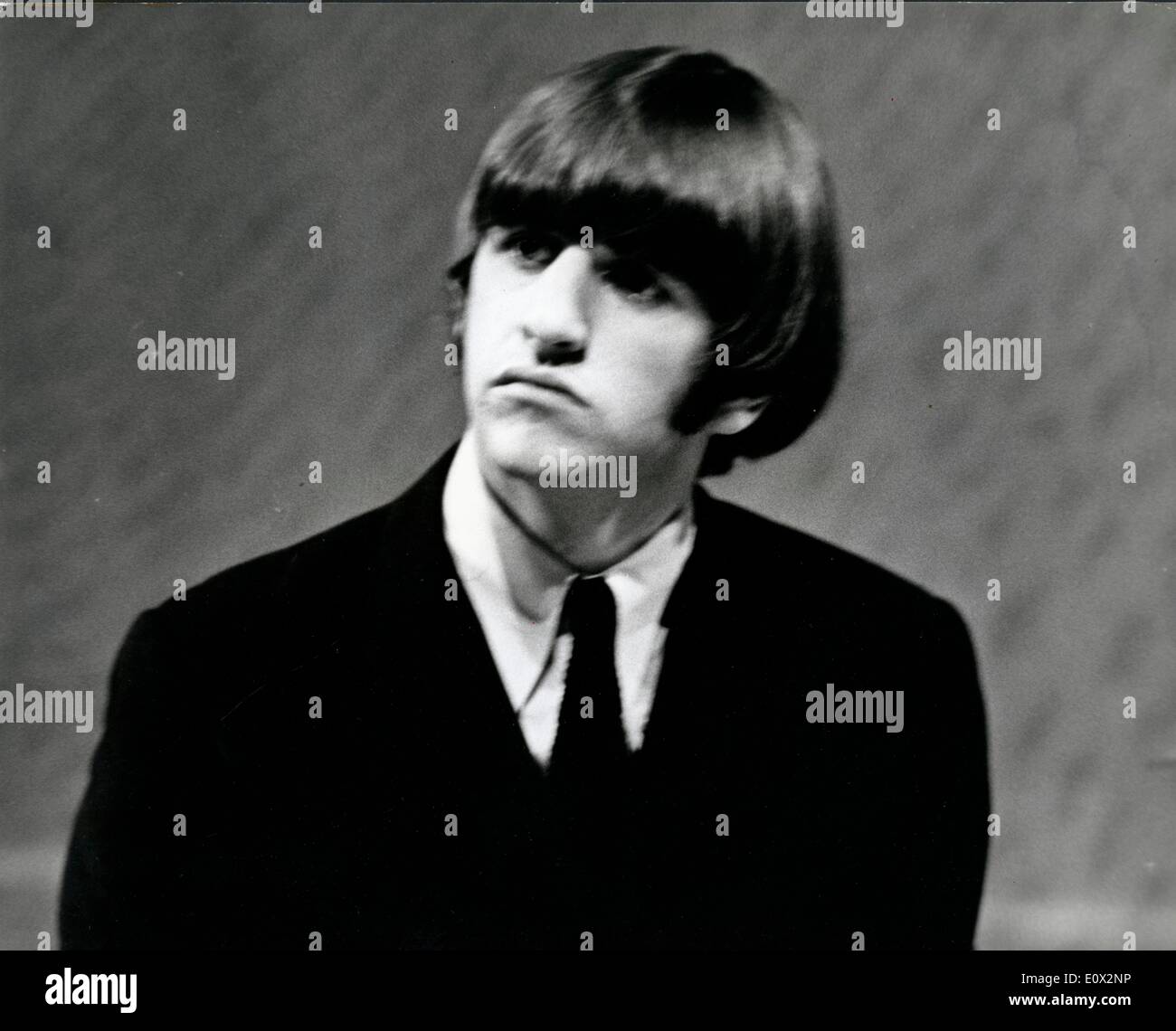 Mitglied der Beatles Ringo Starr in Anzug und Krawatte Stockfotografie -  Alamy
