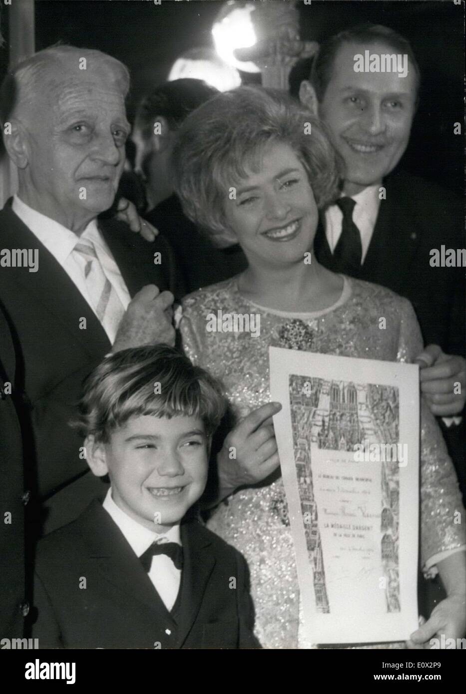 26. Februar 1965 - ist Varna der Direktor des Paris Casino und das Mogador-Theater. Präsident Auburtin überreichte ihm die Silbermedaille. Linda Gloria & ihres Sohnes Didier Richard stehen vor ihnen. Stockfoto